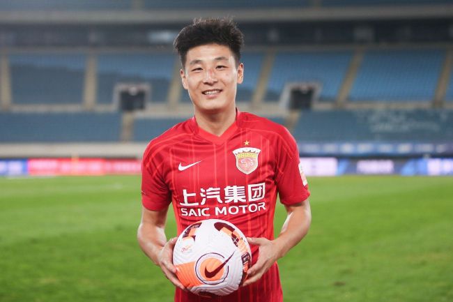 神水宫是江湖中的传说，它历来不介入江湖纷争，亦没有人知道它的真身事实在何处。近日来，武林帮派的各年夜帮主接连由于中了神水宫的天一神水之毒而命丧鬼域，一贯风骚俶傥的楚留喷鼻（狄龙 饰）则被误解为了神水宫的爪牙而遭到鄙弃。                                  　　为了洗清冤情，楚留喷鼻决议和李红袖等人查询拜访事务的本相，在一番挫折以后，楚留喷鼻总算得以打进了神水宫的内部，却发现这里简直是平静之地。本来，所有的命案都系楚留喷鼻旧日的老友无花僧人所为，但是，当楚留喷鼻想要分开神水宫将本相公之于众时，却遭到了神水宫主的谢绝，只由于楚留喷鼻得知了她有一私生女的奥秘。